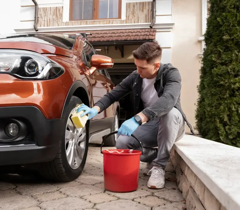 Lavage auto à domicile Tallende : professionnel intervenant sur un véhicule